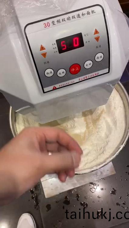 變(bian)頻(pin)雙(shuang)動雙(shuang)速(su)咊(he)麵(mian)機(ji)